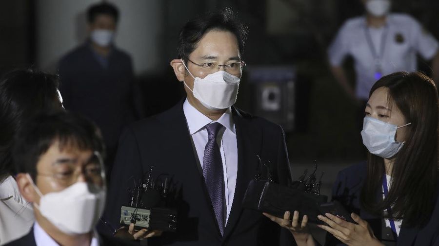 Samsung Electronics Vice Chairman Lee Jae-yong, center, leaves the district court in Seoul, South Korea, for a detention center, Monday, June 8, 2020. Lee arrived in court on Monday as the court decides if he should be arrested for possible involvement in alleged merger and accounting fraud. (Park Dong-joo/Yonhap via AP)