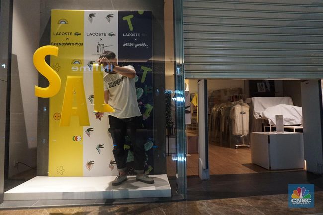 Naik Lift Tanpa Tombol, Begini New Normal di Mal Jakarta