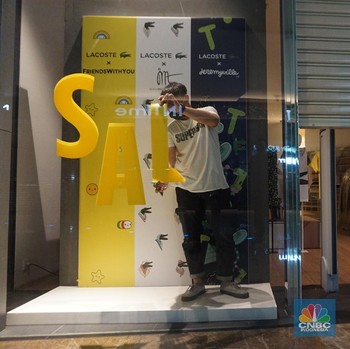Naik Lift Tanpa Tombol, Begini New Normal di Mal Jakarta