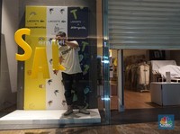 Naik Lift Tanpa Tombol, Begini New Normal di Mal Jakarta