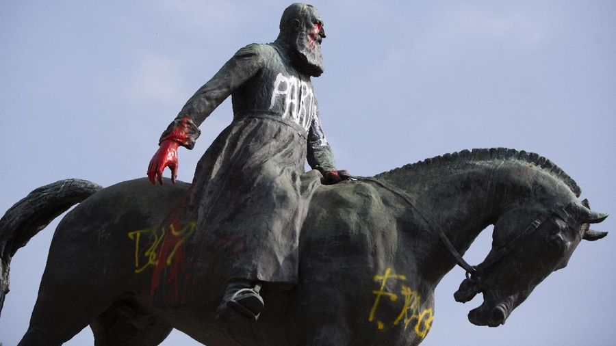 Orang-orang mengambil bagian dalam demonstrasi Black Lives Matter, di Aalborg, Denmark Selasa, 9 Juni 2020, sebagai tanggapan atas pembunuhan baru-baru ini oleh George Floyd oleh petugas polisi di Minneapolis, AS, yang telah menyebabkan protes di banyak negara dan di seluruh AS. .(Henning Bagger/Ritzau Scanpix via AP)
