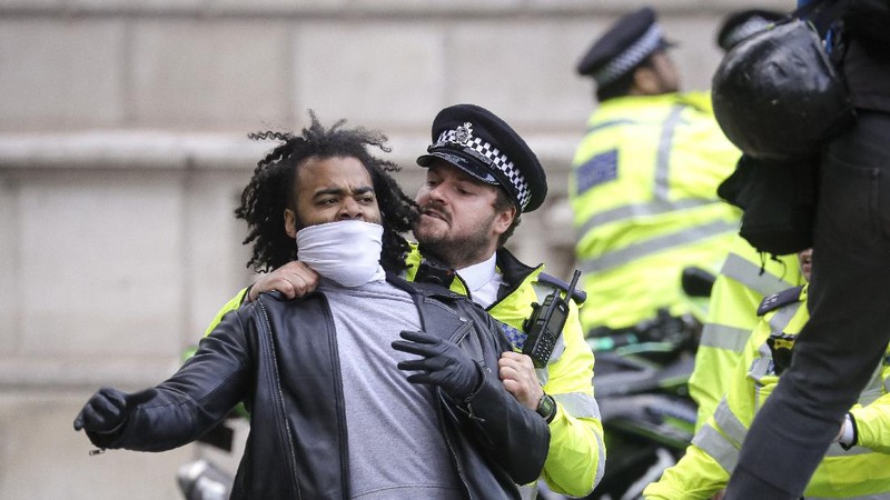 Orang-orang mengambil bagian dalam demonstrasi Black Lives Matter, di Aalborg, Denmark Selasa, 9 Juni 2020, sebagai tanggapan atas pembunuhan baru-baru ini oleh George Floyd oleh petugas polisi di Minneapolis, AS, yang telah menyebabkan protes di banyak negara dan di seluruh AS. .(Henning Bagger/Ritzau Scanpix via AP)