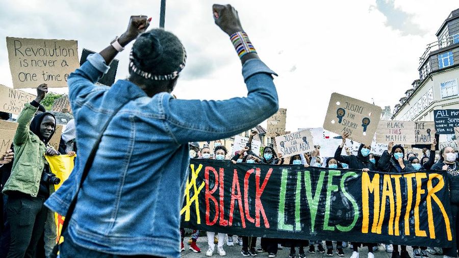 Orang-orang mengambil bagian dalam demonstrasi Black Lives Matter, di Aalborg, Denmark Selasa, 9 Juni 2020, sebagai tanggapan atas pembunuhan baru-baru ini oleh George Floyd oleh petugas polisi di Minneapolis, AS, yang telah menyebabkan protes di banyak negara dan di seluruh AS. .(Henning Bagger/Ritzau Scanpix via AP)