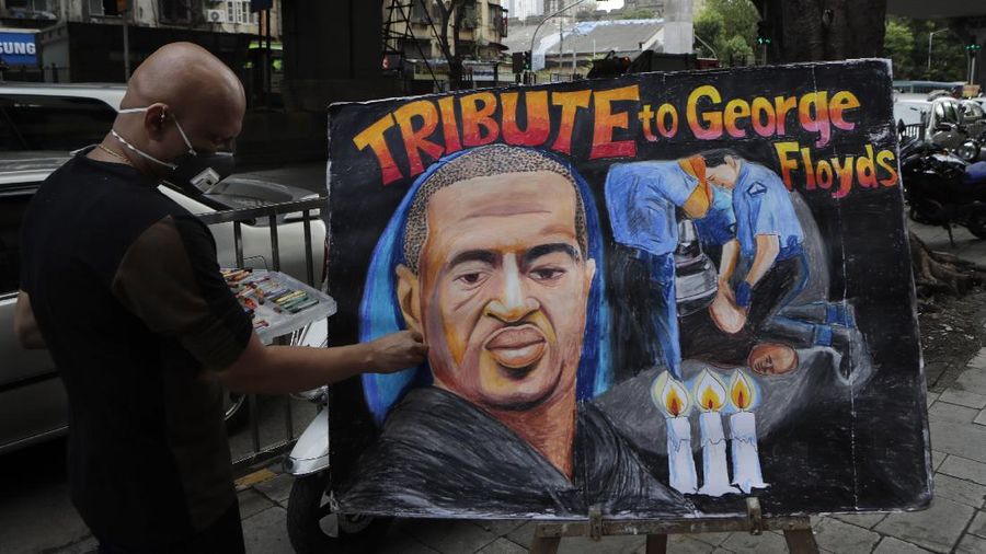 Orang-orang mengambil bagian dalam demonstrasi Black Lives Matter, di Aalborg, Denmark Selasa, 9 Juni 2020, sebagai tanggapan atas pembunuhan baru-baru ini oleh George Floyd oleh petugas polisi di Minneapolis, AS, yang telah menyebabkan protes di banyak negara dan di seluruh AS. .(Henning Bagger/Ritzau Scanpix via AP)