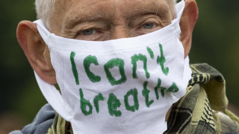 Orang-orang mengambil bagian dalam demonstrasi Black Lives Matter, di Aalborg, Denmark Selasa, 9 Juni 2020, sebagai tanggapan atas pembunuhan baru-baru ini oleh George Floyd oleh petugas polisi di Minneapolis, AS, yang telah menyebabkan protes di banyak negara dan di seluruh AS. .(Henning Bagger/Ritzau Scanpix via AP)