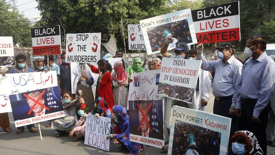 Orang-orang mengambil bagian dalam demonstrasi Black Lives Matter, di Aalborg, Denmark Selasa, 9 Juni 2020, sebagai tanggapan atas pembunuhan baru-baru ini oleh George Floyd oleh petugas polisi di Minneapolis, AS, yang telah menyebabkan protes di banyak negara dan di seluruh AS. .(Henning Bagger/Ritzau Scanpix via AP)