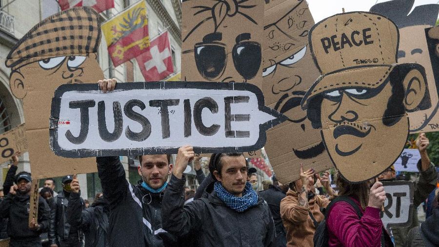 Orang-orang mengambil bagian dalam demonstrasi Black Lives Matter, di Aalborg, Denmark Selasa, 9 Juni 2020, sebagai tanggapan atas pembunuhan baru-baru ini oleh George Floyd oleh petugas polisi di Minneapolis, AS, yang telah menyebabkan protes di banyak negara dan di seluruh AS. .(Henning Bagger/Ritzau Scanpix via AP)