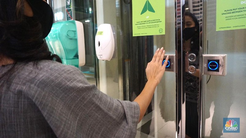 Staff wear face shields as a precaution against the new coronavirus at the reception desk of Senayan City shopping mall in Jakarta, Indonesia, Tuesday, June 9, 2020. As Indonesia's overall virus caseload continues to rise, the capital city has moved to restore normalcy by lifting some restrictions this week, saying that the spread of the virus in the city of 11 million has slowed after peaking in mid-April. (AP Photo/Dita Alangkara)