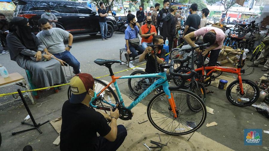 Pekerja merakit sepeda pesanan pembeli di Toko Sepeda Maju Royal, Cipondoh, Tangerang, Banten, Kamis (11/6/2020). Meski di masa pandemi COVID-19, penjualan sepeda di toko tersebut mengalami kenaikan penjualan hingga delapan puluh lima persen. (CNBC Indonesia/ Andrean Kristianto)