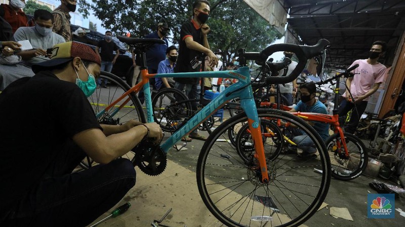 Pekerja merakit sepeda pesanan pembeli di Toko Sepeda Maju Royal, Cipondoh, Tangerang, Banten, Kamis (11/6/2020). Meski di masa pandemi COVID-19, penjualan sepeda di toko tersebut mengalami kenaikan penjualan hingga delapan puluh lima persen. (CNBC Indonesia/ Andrean Kristianto)