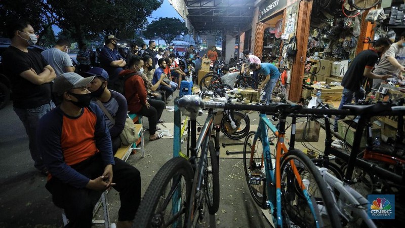 Pekerja merakit sepeda pesanan pembeli di Toko Sepeda Maju Royal, Cipondoh, Tangerang, Banten, Kamis (11/6/2020). Meski di masa pandemi COVID-19, penjualan sepeda di toko tersebut mengalami kenaikan penjualan hingga delapan puluh lima persen. (CNBC Indonesia/ Andrean Kristianto)