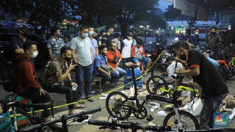 Pekerja merakit sepeda pesanan pembeli di Toko Sepeda Maju Royal, Cipondoh, Tangerang, Banten, Kamis (11/6/2020). Meski di masa pandemi COVID-19, penjualan sepeda di toko tersebut mengalami kenaikan penjualan hingga delapan puluh lima persen. (CNBC Indonesia/ Andrean Kristianto)