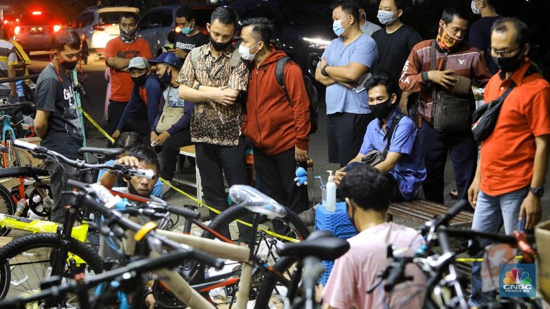 Pekerja merakit sepeda pesanan pembeli di Toko Sepeda Maju Royal, Cipondoh, Tangerang, Banten, Kamis (11/6/2020). Meski di masa pandemi COVID-19, penjualan sepeda di toko tersebut mengalami kenaikan penjualan hingga delapan puluh lima persen. (CNBC Indonesia/ Andrean Kristianto)