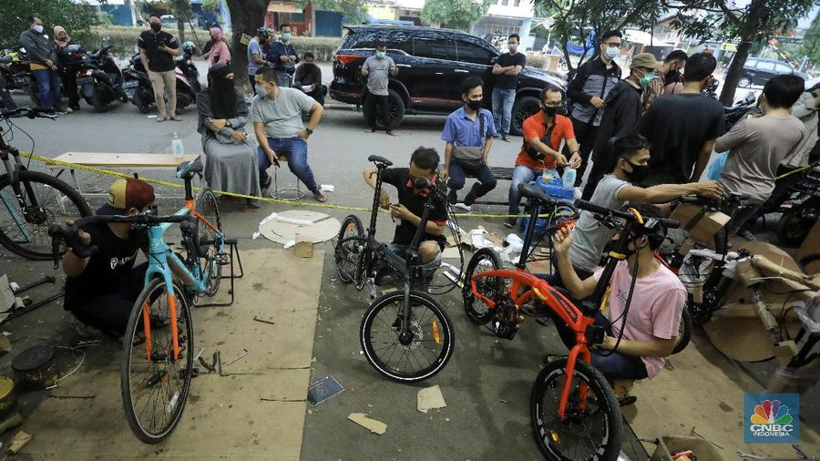 Pekerja merakit sepeda pesanan pembeli di Toko Sepeda Maju Royal, Cipondoh, Tangerang, Banten, Kamis (11/6/2020). Meski di masa pandemi COVID-19, penjualan sepeda di toko tersebut mengalami kenaikan penjualan hingga delapan puluh lima persen. (CNBC Indonesia/ Andrean Kristianto)