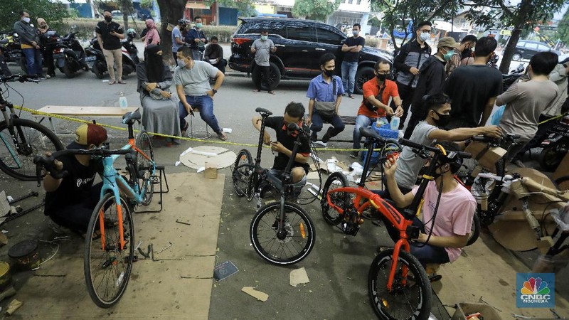 Pekerja merakit sepeda pesanan pembeli di Toko Sepeda Maju Royal, Cipondoh, Tangerang, Banten, Kamis (11/6/2020). Meski di masa pandemi COVID-19, penjualan sepeda di toko tersebut mengalami kenaikan penjualan hingga delapan puluh lima persen. (CNBC Indonesia/ Andrean Kristianto)