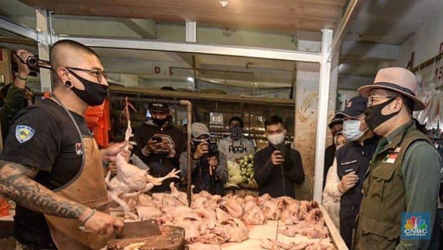 Gubernur Jawa Barat Ridwan Kamil di Pasar Lembang