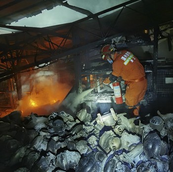 Truk Minyak Meledak di China, 19 Tewas & Seratusan Terluka
