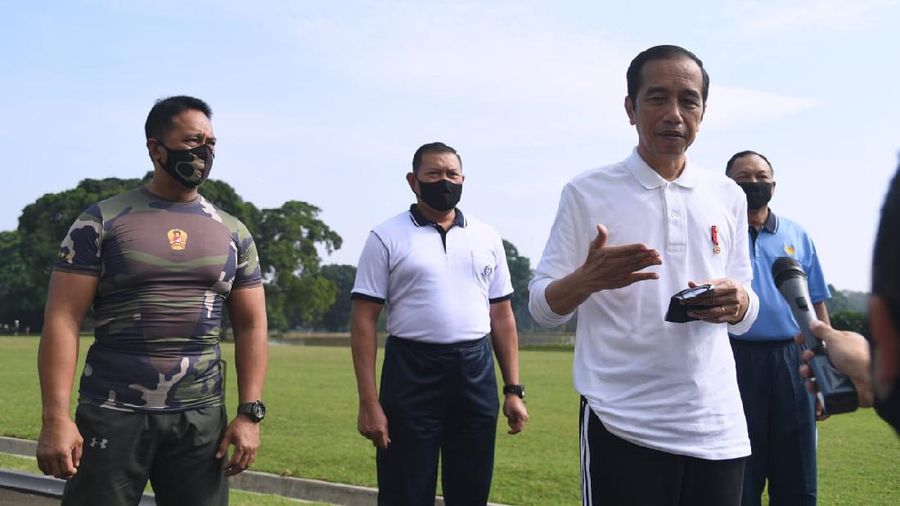 Presiden Jokowi Berolahraga Pagi Bersama para Kepala Staf TNI di Istana Bogor. (Lukas - Biro Pers Sekretariat Presiden)