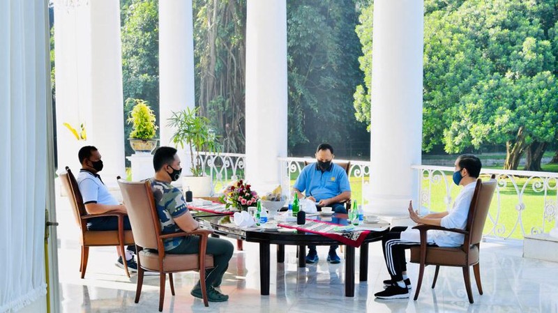Presiden Jokowi Berolahraga Pagi Bersama para Kepala Staf TNI di Istana Bogor. (Lukas - Biro Pers Sekretariat Presiden)