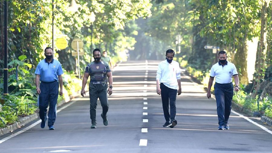 Presiden Jokowi Berolahraga Pagi Bersama para Kepala Staf TNI di Istana Bogor. (Lukas - Biro Pers Sekretariat Presiden)