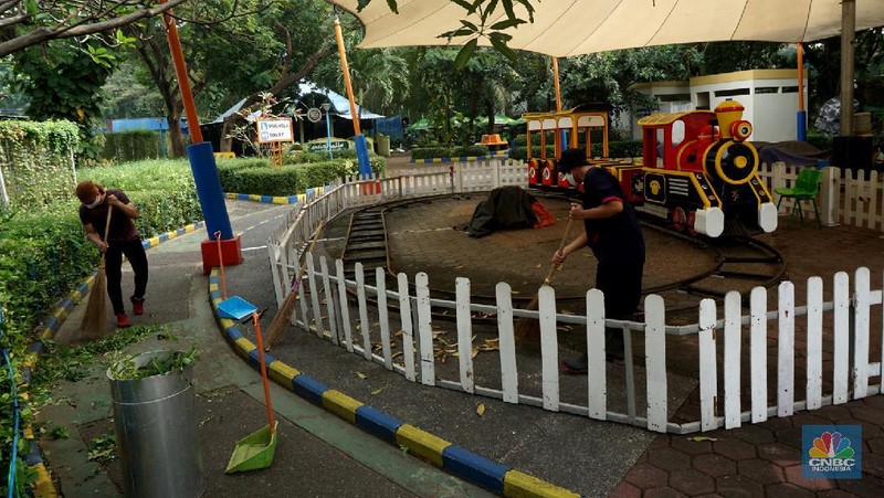 Suasana Seaworld Ancol disemprotkan disinfektan untuk pencegahan COVID-19, Rencananya tempat wisata ini akan dibuka kembali pada Sabtu 20 Juni 2020, mendatang, 15/6/20. CNBC Indonesia/Tri Susilo

Kawasan DKI Jakarta telah memasuki masa transisi Pembatasan Sosial Berskala Besar (PSBB).

Pemprov DKI Jakarta mulai mengizinkan beberapa sektor pariwisata untuk kembali dibuka.

Sejalan dengan hal tersebut, Taman Impian Jaya Ancol kini tengah bersiap untuk beroperasi kembali dalam tatanan normal baru.  

Dengan dibukanya kawasan wisata tersebut, para wisatawan tentu bisa mengunjungi berbagai destinasi di dalamnya, satu di antaranya adalah Seaworld Ancol.

 
Seawrold Ancol bisa menjadi pilihan yang tepat untuk menghabiskan momen liburan akhir pekan bersama keluarga.  

Tentunya para pengunjung harus tetap menerapkan protokol kesehatan yang telah ditetapkan.

Saat beroperasi kembali, Seaworld Ancol akan buka mulai pukul 09.00 hingga 17.00 WIB. (CNBC Indonesia/ Tri Susilo)
