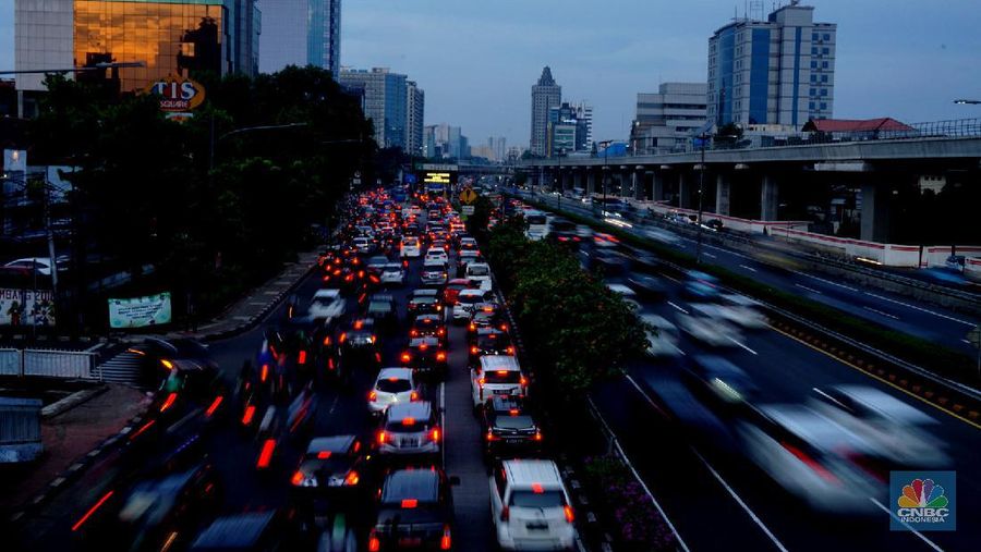 Suasana kemacetan terjadi di Tol Halim mengarah ke Tol Dalam Kota, Cawang, Jakarta Timur, kemacetan kembali terjadi di Tol dalam kota Gatot Subroto, Jakarta. 15/6/20.(CNBC Indonesia/ Tri Susilo)