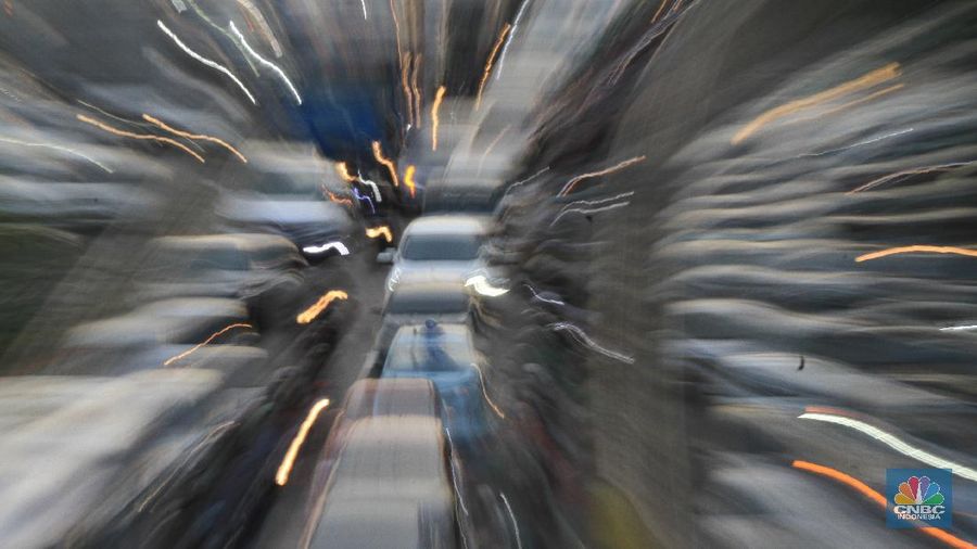 Suasana kemacetan terjadi di Tol Halim mengarah ke Tol Dalam Kota, Cawang, Jakarta Timur, kemacetan kembali terjadi di Tol dalam kota Gatot Subroto, Jakarta. 15/6/20.(CNBC Indonesia/ Tri Susilo)