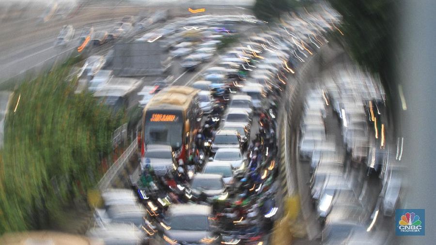 Suasana kemacetan terjadi di Tol Halim mengarah ke Tol Dalam Kota, Cawang, Jakarta Timur, kemacetan kembali terjadi di Tol dalam kota Gatot Subroto, Jakarta. 15/6/20.(վ/ Tri Susilo)