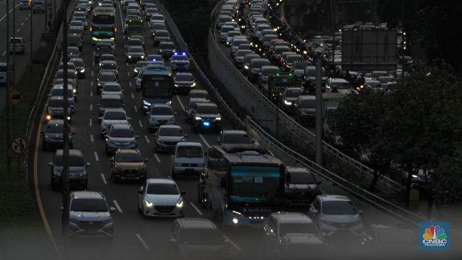 Suasana kemacetan terjadi di Tol Halim mengarah ke Tol Dalam Kota, Cawang, Jakarta Timur, kemacetan kembali terjadi di Tol dalam kota Gatot Subroto, Jakarta. 15/6/20.(CNBC Indonesia/ Tri Susilo)