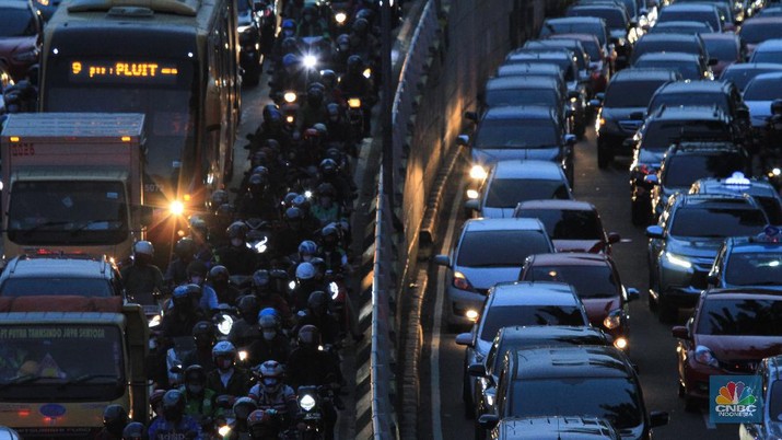 Suasana kemacetan terjadi di Tol Halim mengarah ke Tol Dalam Kota, Cawang, Jakarta Timur, kemacetan kembali terjadi di Tol dalam kota Gatot Subroto, Jakarta. 15/6/20.(CNBC Indonesia/ Tri Susilo)