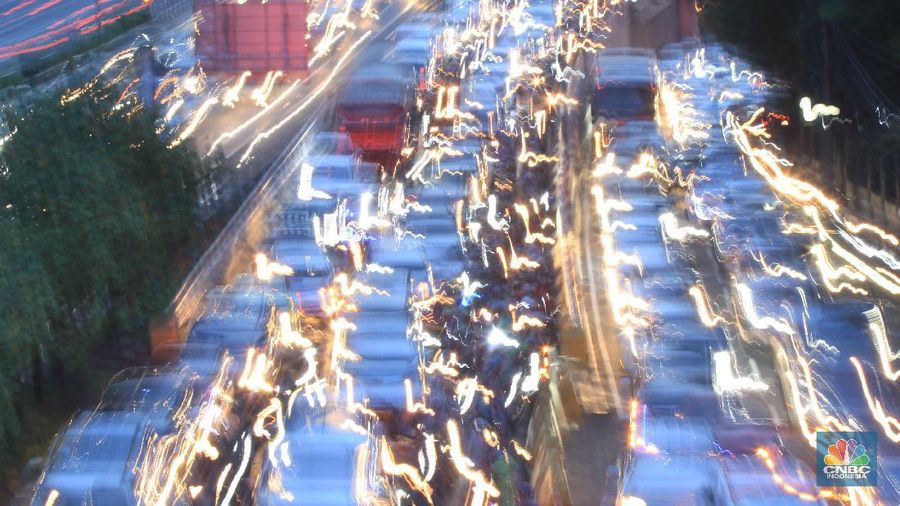 Suasana kemacetan terjadi di Tol Halim mengarah ke Tol Dalam Kota, Cawang, Jakarta Timur, kemacetan kembali terjadi di Tol dalam kota Gatot Subroto, Jakarta. 15/6/20.(CNBC Indonesia/ Tri Susilo)