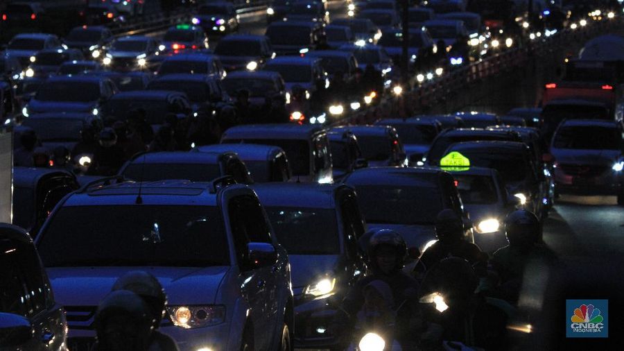 Suasana kemacetan terjadi di Tol Halim mengarah ke Tol Dalam Kota, Cawang, Jakarta Timur, kemacetan kembali terjadi di Tol dalam kota Gatot Subroto, Jakarta. 15/6/20.(CNBC Indonesia/ Tri Susilo)