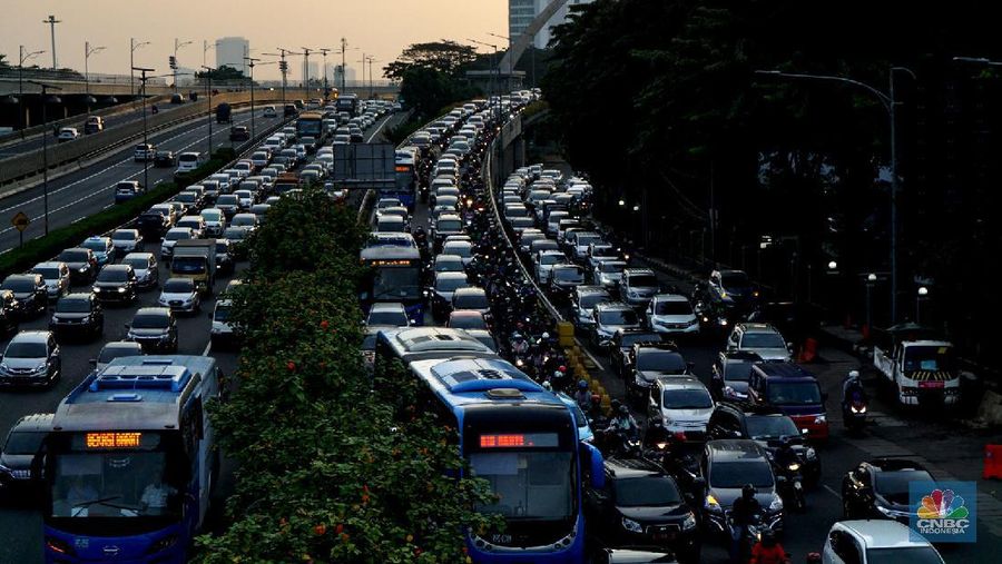 Suasana kemacetan terjadi di Tol Halim mengarah ke Tol Dalam Kota, Cawang, Jakarta Timur, kemacetan kembali terjadi di Tol dalam kota Gatot Subroto, Jakarta. 15/6/20.(CNBC Indonesia/ Tri Susilo)