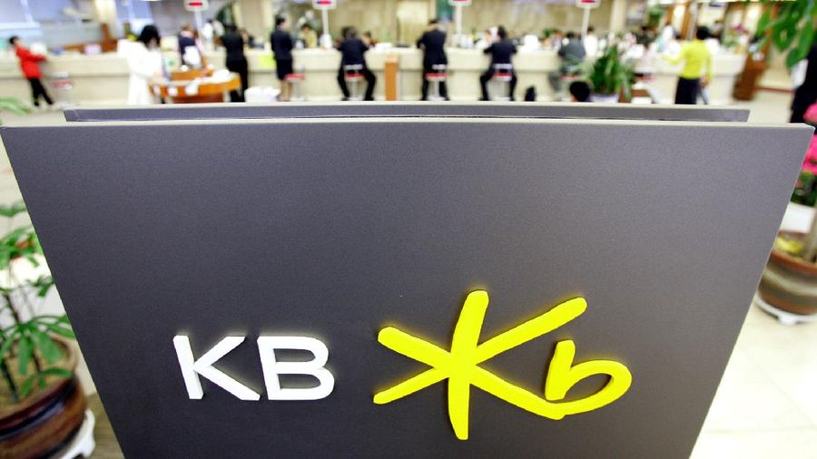 Kookmin Bank clerks work at the headquarters of Kookmin Bank in Seoul, Thursday, March 23, 2006.  Lone Star Fund, a Texas-based investment firm, signed a letter of intent to sell its stake in mid-size lender Korea Exchange Bank to Kookmin Bank, South Korea's top lender by assets, both sides announced Thursday. (AP Photo/Ahn Young-joon)