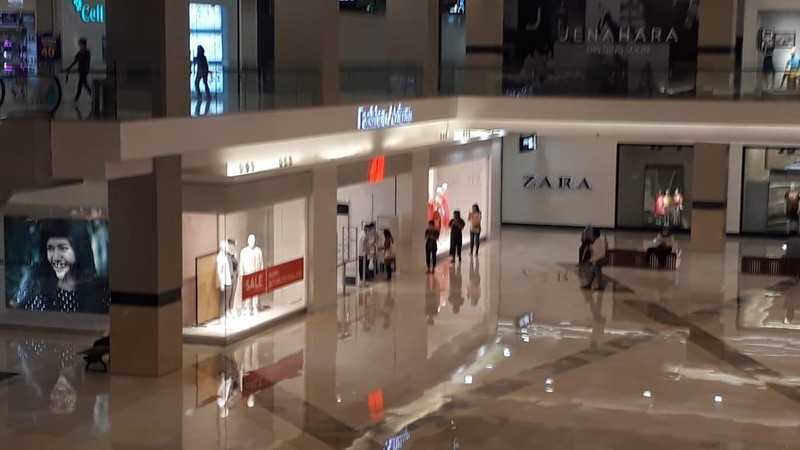 Warga memakai masker di pusat perbelanjaan di Pondok Indah Mall Jakarta, Senin (15/6). Mall yang berlokasi di bilangan Jakarta selatan ini terpantau menerapkan protokol kesehatan yang berlaku sesuai dengan anjuran saat ini. Pihaknya mal juga mempersiapkan peralatan touchless untuk menjamin kebersihan pengunjung yang datang ke mal. Protokol tersebut antara lain wajib memakai masker, jaga jarak 1 meter, suhu tubuh harus di bawah 37,5 derajat celcius, lift maksimum 6 orang, hingga pembayaran yang didorong cashless. Salah satunya adalah Mall Kota PIM  mulai pukul 10.00 sampai 20.00, atau lebih cepat dari jam penutupan sebelum pandemi corona melanda. (CNBC Indonesia/ Muhammad Sabki)
