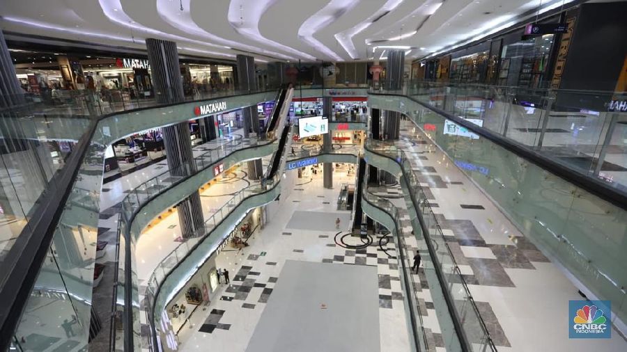 Warga memakai masker di pusat perbelanjaan di Mall Puri Jakarta, Senin (15/6). Mall yang berlokasi di bilangan Jakarta Barat ini terpantau menerapkan protokol kesehatan yang berlaku sesuai dengan anjuran saat ini. Protokol tersebut antara lain wajib memakai masker, jaga jarak 1 meter, suhu tubuh harus di bawah 37,5 derajat celcius, lift maksimum 6 orang, hingga pembayaran yang didorong cashless. (CNBC Indonesia/ Muhammad Sabki)