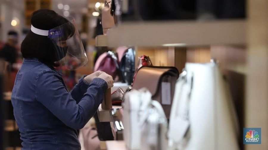 Warga memakai masker di pusat perbelanjaan di Mall Puri Jakarta, Senin (15/6). Mall yang berlokasi di bilangan Jakarta Barat ini terpantau menerapkan protokol kesehatan yang berlaku sesuai dengan anjuran saat ini. Protokol tersebut antara lain wajib memakai masker, jaga jarak 1 meter, suhu tubuh harus di bawah 37,5 derajat celcius, lift maksimum 6 orang, hingga pembayaran yang didorong cashless. (CNBC Indonesia/ Muhammad Sabki)