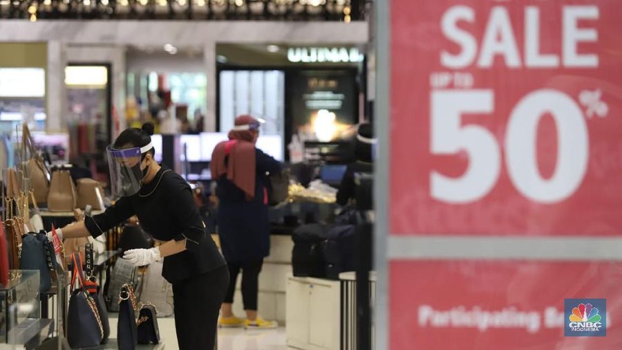 Warga memakai masker di pusat perbelanjaan di Mall Puri Jakarta, Senin (15/6). Mall yang berlokasi di bilangan Jakarta Barat ini terpantau menerapkan protokol kesehatan yang berlaku sesuai dengan anjuran saat ini. Protokol tersebut antara lain wajib memakai masker, jaga jarak 1 meter, suhu tubuh harus di bawah 37,5 derajat celcius, lift maksimum 6 orang, hingga pembayaran yang didorong cashless. (²©²ÊÍøÕ¾/ Muhammad Sabki)