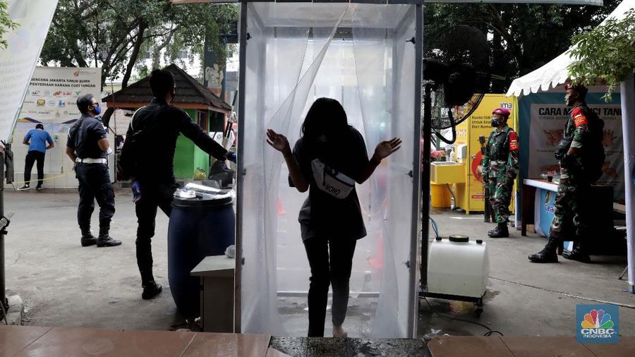 Suasana Pasar Perumnas Klender, Jakarta Timur, Senin 15/6.  Untuk mencegah masifnya penyebaran Covid-19 di pasar-pasar tradisional Jakarta, PD Pasar Jaya mengambil beberapa kebijakan diantaranya menutup pasar dan menerapkan aturan ganjil-genap. Salah satunya di pasar Perumnas Klender. Aturan pasar ganjil genap mulai berlaku hari ini. Praktik ganjil-genap di pasar itu  berlaku sesuai dengan nomor kios. Apabila tanggal genap, maka kios yang buka hanya bernomor genap, begitu sebaliknya. Terlihat sejumlah pedagang mentaati aturan wajib menggunakan face shield dan masker ketika berjualan.  Untuk pembeli wajib mengenakan masker. Pasar hanya beroperasi sejak pukul 06.00 WIB hingga pukul 14.00 WIB. Salah satu pedagang kios baju anak dan muslim Guswandi mengatakan adanya peraturan ini membuat  penghasilan berkurang. 