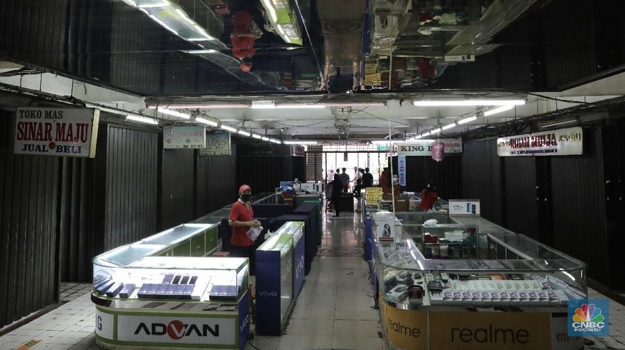 Suasana Pasar Perumnas Klender, Jakarta Timur, Senin 15/6.  Untuk mencegah masifnya penyebaran Covid-19 di pasar-pasar tradisional Jakarta, PD Pasar Jaya mengambil beberapa kebijakan diantaranya menutup pasar dan menerapkan aturan ganjil-genap. Salah satunya di pasar Perumnas Klender. Aturan pasar ganjil genap mulai berlaku hari ini. Praktik ganjil-genap di pasar itu  berlaku sesuai dengan nomor kios. Apabila tanggal genap, maka kios yang buka hanya bernomor genap, begitu sebaliknya. Terlihat sejumlah pedagang mentaati aturan wajib menggunakan face shield dan masker ketika berjualan.  Untuk pembeli wajib mengenakan masker. Pasar hanya beroperasi sejak pukul 06.00 WIB hingga pukul 14.00 WIB. Salah satu pedagang kios baju anak dan muslim Guswandi mengatakan adanya peraturan ini membuat  penghasilan berkurang. 