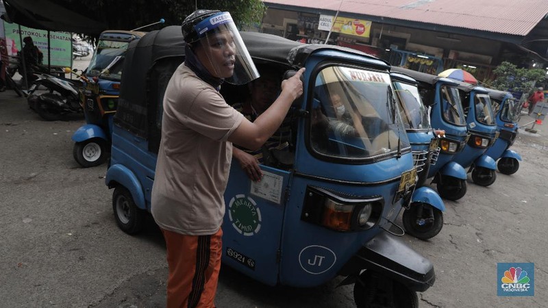Suasana Pasar Perumnas Klender, Jakarta Timur, Senin 15/6.  Untuk mencegah masifnya penyebaran Covid-19 di pasar-pasar tradisional Jakarta, PD Pasar Jaya mengambil beberapa kebijakan diantaranya menutup pasar dan menerapkan aturan ganjil-genap. Salah satunya di pasar Perumnas Klender. Aturan pasar ganjil genap mulai berlaku hari ini. Praktik ganjil-genap di pasar itu  berlaku sesuai dengan nomor kios. Apabila tanggal genap, maka kios yang buka hanya bernomor genap, begitu sebaliknya. Terlihat sejumlah pedagang mentaati aturan wajib menggunakan face shield dan masker ketika berjualan.  Untuk pembeli wajib mengenakan masker. Pasar hanya beroperasi sejak pukul 06.00 WIB hingga pukul 14.00 WIB. Salah satu pedagang kios baju anak dan muslim Guswandi mengatakan adanya peraturan ini membuat  penghasilan berkurang. 