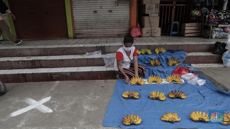 Suasana Pasar Perumnas Klender, Jakarta Timur, Senin 15/6.  Untuk mencegah masifnya penyebaran Covid-19 di pasar-pasar tradisional Jakarta, PD Pasar Jaya mengambil beberapa kebijakan diantaranya menutup pasar dan menerapkan aturan ganjil-genap. Salah satunya di pasar Perumnas Klender. Aturan pasar ganjil genap mulai berlaku hari ini. Praktik ganjil-genap di pasar itu  berlaku sesuai dengan nomor kios. Apabila tanggal genap, maka kios yang buka hanya bernomor genap, begitu sebaliknya. Terlihat sejumlah pedagang mentaati aturan wajib menggunakan face shield dan masker ketika berjualan.  Untuk pembeli wajib mengenakan masker. Pasar hanya beroperasi sejak pukul 06.00 WIB hingga pukul 14.00 WIB. Salah satu pedagang kios baju anak dan muslim Guswandi mengatakan adanya peraturan ini membuat  penghasilan berkurang. 