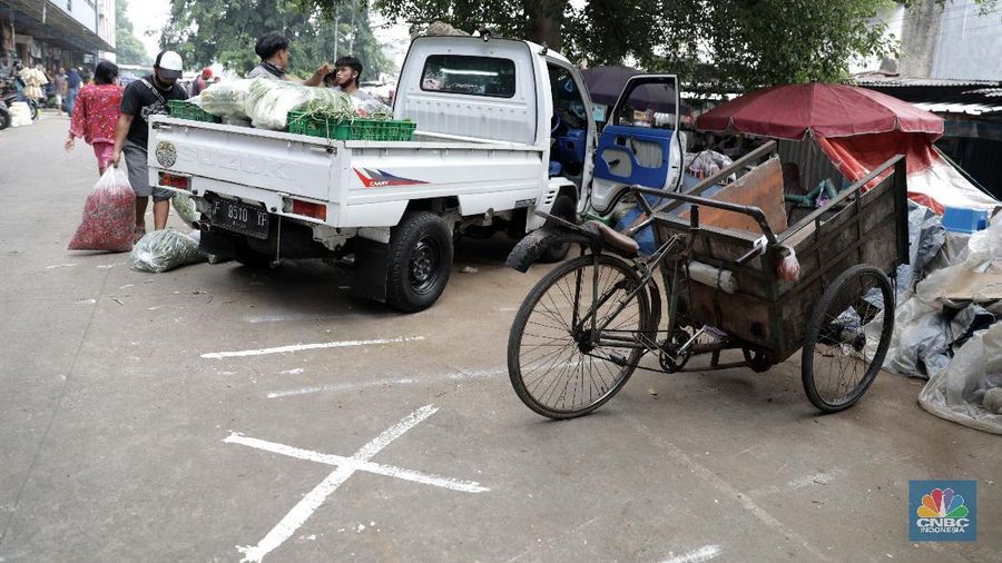 Suasana Pasar Perumnas Klender, Jakarta Timur, Senin 15/6.  Untuk mencegah masifnya penyebaran Covid-19 di pasar-pasar tradisional Jakarta, PD Pasar Jaya mengambil beberapa kebijakan diantaranya menutup pasar dan menerapkan aturan ganjil-genap. Salah satunya di pasar Perumnas Klender. Aturan pasar ganjil genap mulai berlaku hari ini. Praktik ganjil-genap di pasar itu  berlaku sesuai dengan nomor kios. Apabila tanggal genap, maka kios yang buka hanya bernomor genap, begitu sebaliknya. Terlihat sejumlah pedagang mentaati aturan wajib menggunakan face shield dan masker ketika berjualan.  Untuk pembeli wajib mengenakan masker. Pasar hanya beroperasi sejak pukul 06.00 WIB hingga pukul 14.00 WIB. Salah satu pedagang kios baju anak dan muslim Guswandi mengatakan adanya peraturan ini membuat  penghasilan berkurang. 