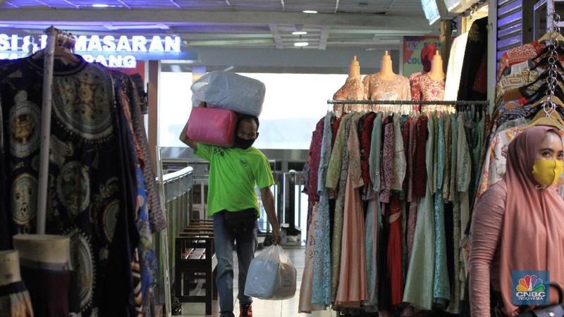Suasana Pasar Tanah Abang resmi dibuka kembali hari ini setelah sebelumnya tutup karena pembatasan sosial berskala besar (PSBB) DKI Jakarta. 15/6/20, CNBC Indonesia/Tri Susilo
Pantauan CNBC Indonesia di Ruko Blok B Pasar Tanah Abang, Jakarta Pusat, Senin (15/6/2020), kawasan ruko ini didominasi oleh pedagang baju, kain dan kerudung. Setiap pengunjung berjalan, pedagang pun menjajakan barang jualannya.  

Sebelum memasuki pasar pengunjung dicek suhu oleh dinas kesehatan setempat dan pihak pengelola mal sudah menyediakan tempat cuci tangan di setiap Blok pintu masuk pasar.

Terdapat masyarakat dan pedagang yang sedang melalukan transaksi jual-beli. Mereka bertransaksi menggunakan masker. Namun, hanya sedikit pedagang yang menggunakan face shield.

Mayoritas pengunjung membeli barang dalam jumlah yang banyak. Bahkan, tak jarang pengunjung datang dengan membawa trolly lipat untuk memudahkannya membawa barang. 

Seperti diketahui, Perumda Pasar Jaya menerapkan sistem ganjil-genap di pasar-pasar yang dikelolanya. Skema ganjil-genap di pasar berlaku sesuai dengan nomor kios, misalnya apabila tanggal genap, maka kios yang bukan hanya bernomor genap.

Direktur Utama Perumda (PD) Pasar Jaya Arief Nasrudin mengatakan aturan ganjil-genap di pasar di wilayah DKI Jakarta akan berlaku pada 15 Juni 2020. Aturan tersebut diberlakukan untuk mencegah semakin masifnya penularan Virus Corona (COVID-19) di pasar. (CNBC Indonesia/Tri Susilo)