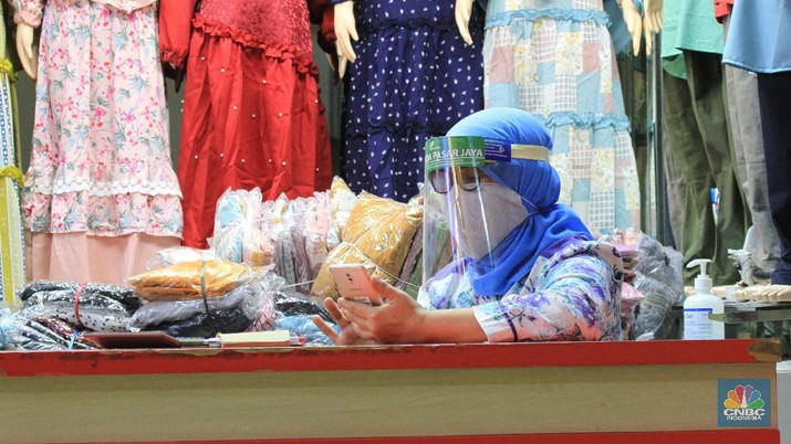 Pasar Tanah Abang (CNBC Indonesia/Tri Susilo) Suasana Pasar Tanah Abang resmi dibuka kembali hari ini setelah sebelumnya tutup karena pembatasan sosial berskala besar (PSBB) DKI Jakarta. 15/6/20, CNBC Indonesia/Tri Susilo
Pantauan CNBC Indonesia di Ruko Blok B Pasar Tanah Abang, Jakarta Pusat, Senin (15/6/2020), kawasan ruko ini didominasi oleh pedagang baju, kain dan kerudung. Setiap pengunjung berjalan, pedagang pun menjajakan barang jualannya.
Sebelum memasuki pasar pengunjung dicek suhu oleh dinas kesehatan setempat dan pihak pengelola mal sudah menyediakan tempat cuci tangan di setiap Blok pintu masuk pasar.
Terdapat masyarakat dan pedagang yang sedang melalukan transaksi jual-beli. Mereka bertransaksi menggunakan masker. Namun, hanya sedikit pedagang yang menggunakan face shield.
Mayoritas pengunjung membeli barang dalam jumlah yang banyak. Bahkan, tak jarang pengunjung datang dengan membawa trolly lipat untuk memudahkannya membawa barang.
Seperti diketahui, Perumda Pasar Jaya menerapkan sistem ganjil-genap di pasar-pasar yang dikelolanya. Skema ganjil-genap di pasar berlaku sesuai dengan nomor kios, misalnya apabila tanggal genap, maka kios yang bukan hanya bernomor genap.
Direktur Utama Perumda (PD) Pasar Jaya Arief Nasrudin mengatakan aturan ganjil-genap di pasar di wilayah DKI Jakarta akan berlaku pada 15 Juni 2020. Aturan tersebut diberlakukan untuk mencegah semakin masifnya penularan Virus Corona (COVID-19) di pasar. (CNBC Indonesia/Tri Susilo)