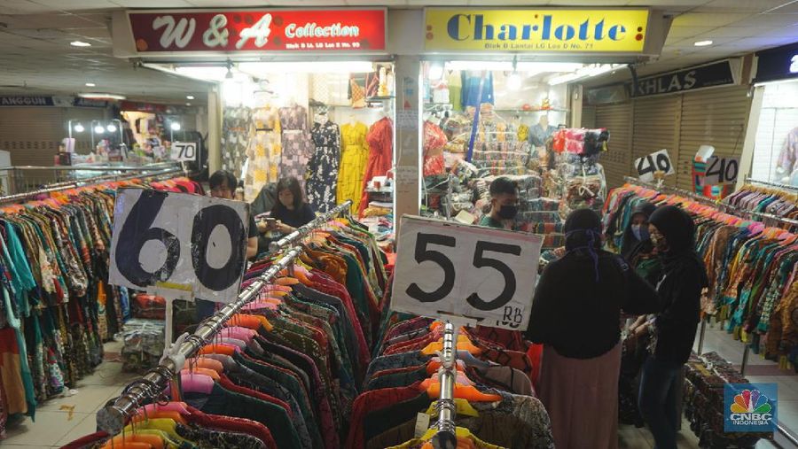Suasana Pasar Tanah Abang resmi dibuka kembali hari ini setelah sebelumnya tutup karena pembatasan sosial berskala besar (PSBB) DKI Jakarta. 15/6/20, CNBC Indonesia/Tri Susilo
Pantauan CNBC Indonesia di Ruko Blok B Pasar Tanah Abang, Jakarta Pusat, Senin (15/6/2020), kawasan ruko ini didominasi oleh pedagang baju, kain dan kerudung. Setiap pengunjung berjalan, pedagang pun menjajakan barang jualannya.  

Sebelum memasuki pasar pengunjung dicek suhu oleh dinas kesehatan setempat dan pihak pengelola mal sudah menyediakan tempat cuci tangan di setiap Blok pintu masuk pasar.

Terdapat masyarakat dan pedagang yang sedang melalukan transaksi jual-beli. Mereka bertransaksi menggunakan masker. Namun, hanya sedikit pedagang yang menggunakan face shield.

Mayoritas pengunjung membeli barang dalam jumlah yang banyak. Bahkan, tak jarang pengunjung datang dengan membawa trolly lipat untuk memudahkannya membawa barang. 

Seperti diketahui, Perumda Pasar Jaya menerapkan sistem ganjil-genap di pasar-pasar yang dikelolanya. Skema ganjil-genap di pasar berlaku sesuai dengan nomor kios, misalnya apabila tanggal genap, maka kios yang bukan hanya bernomor genap.

Direktur Utama Perumda (PD) Pasar Jaya Arief Nasrudin mengatakan aturan ganjil-genap di pasar di wilayah DKI Jakarta akan berlaku pada 15 Juni 2020. Aturan tersebut diberlakukan untuk mencegah semakin masifnya penularan Virus Corona (COVID-19) di pasar. (CNBC Indonesia/Tri Susilo)