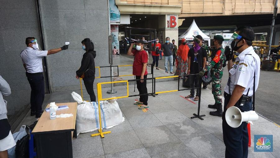Suasana Pasar Tanah Abang resmi dibuka kembali hari ini setelah sebelumnya tutup karena pembatasan sosial berskala besar (PSBB) DKI Jakarta. 15/6/20, CNBC Indonesia/Tri Susilo
Pantauan CNBC Indonesia di Ruko Blok B Pasar Tanah Abang, Jakarta Pusat, Senin (15/6/2020), kawasan ruko ini didominasi oleh pedagang baju, kain dan kerudung. Setiap pengunjung berjalan, pedagang pun menjajakan barang jualannya.  

Sebelum memasuki pasar pengunjung dicek suhu oleh dinas kesehatan setempat dan pihak pengelola mal sudah menyediakan tempat cuci tangan di setiap Blok pintu masuk pasar.

Terdapat masyarakat dan pedagang yang sedang melalukan transaksi jual-beli. Mereka bertransaksi menggunakan masker. Namun, hanya sedikit pedagang yang menggunakan face shield.

Mayoritas pengunjung membeli barang dalam jumlah yang banyak. Bahkan, tak jarang pengunjung datang dengan membawa trolly lipat untuk memudahkannya membawa barang. 

Seperti diketahui, Perumda Pasar Jaya menerapkan sistem ganjil-genap di pasar-pasar yang dikelolanya. Skema ganjil-genap di pasar berlaku sesuai dengan nomor kios, misalnya apabila tanggal genap, maka kios yang bukan hanya bernomor genap.

Direktur Utama Perumda (PD) Pasar Jaya Arief Nasrudin mengatakan aturan ganjil-genap di pasar di wilayah DKI Jakarta akan berlaku pada 15 Juni 2020. Aturan tersebut diberlakukan untuk mencegah semakin masifnya penularan Virus Corona (COVID-19) di pasar. (CNBC Indonesia/Tri Susilo)