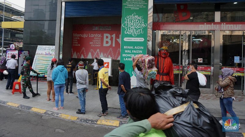 Suasana Pasar Perumnas Klender, Jakarta Timur, Senin 15/6.  Untuk mencegah masifnya penyebaran Covid-19 di pasar-pasar tradisional Jakarta, PD Pasar Jaya mengambil beberapa kebijakan diantaranya menutup pasar dan menerapkan aturan ganjil-genap. Salah satunya di pasar Perumnas Klender. Aturan pasar ganjil genap mulai berlaku hari ini. Praktik ganjil-genap di pasar itu  berlaku sesuai dengan nomor kios. Apabila tanggal genap, maka kios yang buka hanya bernomor genap, begitu sebaliknya. Terlihat sejumlah pedagang mentaati aturan wajib menggunakan face shield dan masker ketika berjualan.  Untuk pembeli wajib mengenakan masker. Pasar hanya beroperasi sejak pukul 06.00 WIB hingga pukul 14.00 WIB. Salah satu pedagang kios baju anak dan muslim Guswandi mengatakan adanya peraturan ini membuat  penghasilan berkurang. 