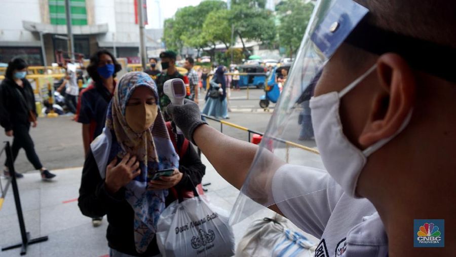 Suasana Pasar Tanah Abang resmi dibuka kembali hari ini setelah sebelumnya tutup karena pembatasan sosial berskala besar (PSBB) DKI Jakarta. 15/6/20, CNBC Indonesia/Tri Susilo
Pantauan CNBC Indonesia di Ruko Blok B Pasar Tanah Abang, Jakarta Pusat, Senin (15/6/2020), kawasan ruko ini didominasi oleh pedagang baju, kain dan kerudung. Setiap pengunjung berjalan, pedagang pun menjajakan barang jualannya.  

Sebelum memasuki pasar pengunjung dicek suhu oleh dinas kesehatan setempat dan pihak pengelola mal sudah menyediakan tempat cuci tangan di setiap Blok pintu masuk pasar.

Terdapat masyarakat dan pedagang yang sedang melalukan transaksi jual-beli. Mereka bertransaksi menggunakan masker. Namun, hanya sedikit pedagang yang menggunakan face shield.

Mayoritas pengunjung membeli barang dalam jumlah yang banyak. Bahkan, tak jarang pengunjung datang dengan membawa trolly lipat untuk memudahkannya membawa barang. 

Seperti diketahui, Perumda Pasar Jaya menerapkan sistem ganjil-genap di pasar-pasar yang dikelolanya. Skema ganjil-genap di pasar berlaku sesuai dengan nomor kios, misalnya apabila tanggal genap, maka kios yang bukan hanya bernomor genap.

Direktur Utama Perumda (PD) Pasar Jaya Arief Nasrudin mengatakan aturan ganjil-genap di pasar di wilayah DKI Jakarta akan berlaku pada 15 Juni 2020. Aturan tersebut diberlakukan untuk mencegah semakin masifnya penularan Virus Corona (COVID-19) di pasar. (CNBC Indonesia/Tri Susilo)