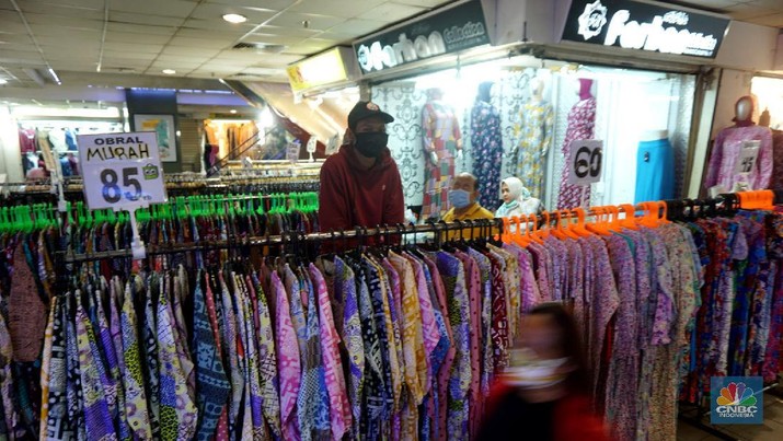 Pasar Tanah Abang (CNBC Indonesia/Tri Susilo) Suasana Pasar Tanah Abang resmi dibuka kembali hari ini setelah sebelumnya tutup karena pembatasan sosial berskala besar (PSBB) DKI Jakarta. 15/6/20, CNBC Indonesia/Tri Susilo
Pantauan CNBC Indonesia di Ruko Blok B Pasar Tanah Abang, Jakarta Pusat, Senin (15/6/2020), kawasan ruko ini didominasi oleh pedagang baju, kain dan kerudung. Setiap pengunjung berjalan, pedagang pun menjajakan barang jualannya.
Sebelum memasuki pasar pengunjung dicek suhu oleh dinas kesehatan setempat dan pihak pengelola mal sudah menyediakan tempat cuci tangan di setiap Blok pintu masuk pasar.
Terdapat masyarakat dan pedagang yang sedang melalukan transaksi jual-beli. Mereka bertransaksi menggunakan masker. Namun, hanya sedikit pedagang yang menggunakan face shield.
Mayoritas pengunjung membeli barang dalam jumlah yang banyak. Bahkan, tak jarang pengunjung datang dengan membawa trolly lipat untuk memudahkannya membawa barang.
Seperti diketahui, Perumda Pasar Jaya menerapkan sistem ganjil-genap di pasar-pasar yang dikelolanya. Skema ganjil-genap di pasar berlaku sesuai dengan nomor kios, misalnya apabila tanggal genap, maka kios yang bukan hanya bernomor genap.
Direktur Utama Perumda (PD) Pasar Jaya Arief Nasrudin mengatakan aturan ganjil-genap di pasar di wilayah DKI Jakarta akan berlaku pada 15 Juni 2020. Aturan tersebut diberlakukan untuk mencegah semakin masifnya penularan Virus Corona (COVID-19) di pasar. (CNBC Indonesia/Tri Susilo)